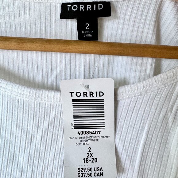 Torrid Floral Butterfly Cropped Tee NWT Size 2(18-20) - Picture 4 of 7